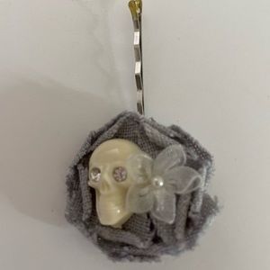 Tarina Tarantino skull/flower bobby pin hair clip